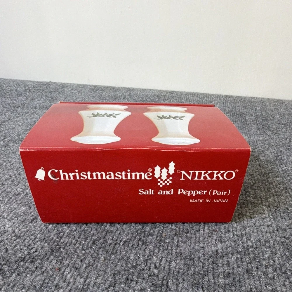 NIKKO Christmastime Holly Christmas Ceramic Salt & Pepper Shaker Set w/ Box